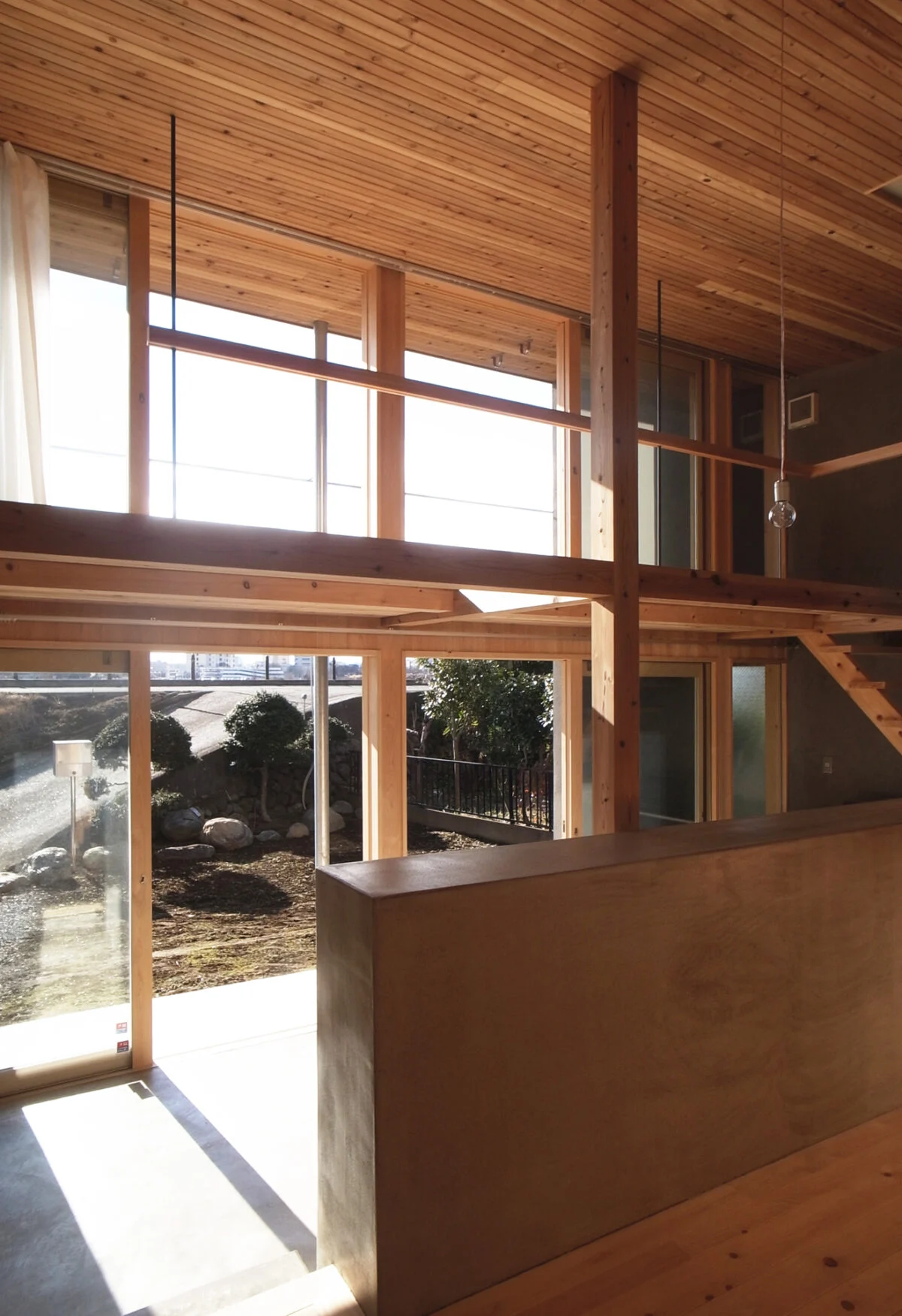 堤防側は大きく開口。ペチカを境に軒下まで土間になっており、半戸外の開放感にあふれている