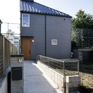 外観。右手前、同時に売り出されていた区画にも家が建つことを想定し、旗竿の竿部分にデザインを集中した