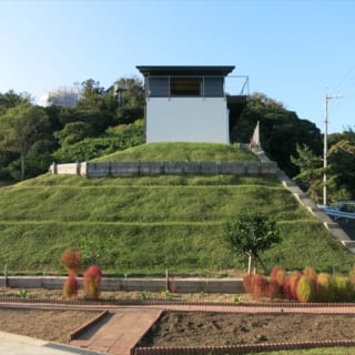 緑の丘に建つY邸。下の植栽は、Yさんがご自身の手で植えられたものだそう