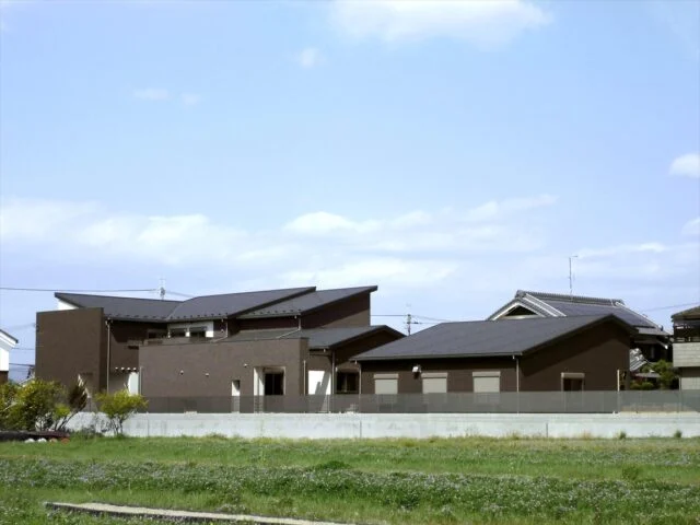 田畑と古民家が立ち並ぶ町に 高級ブランドの要塞