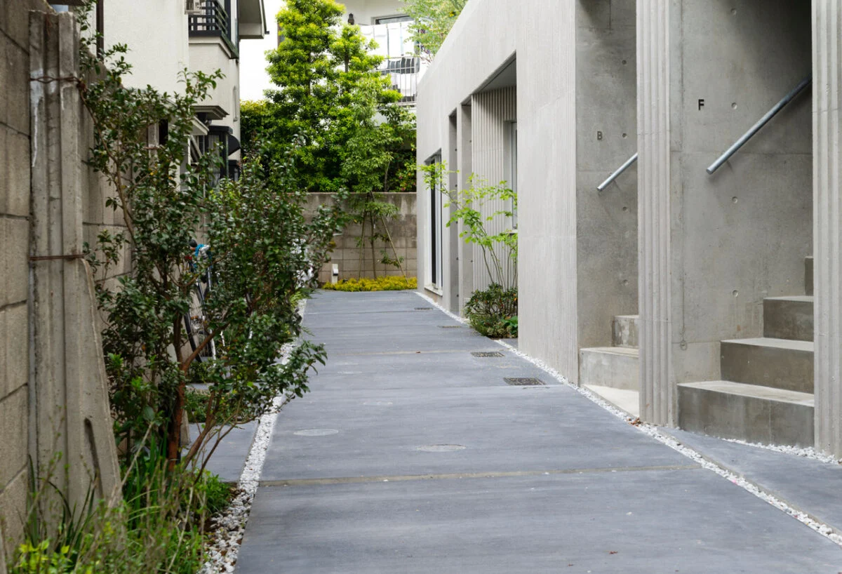 「すき間をつくる」という設計によって生まれた長屋通路。敷地が旗竿地で道路に面していないため、入居者さまのお子さまが安心して駆け回れる格好の遊び場になっている