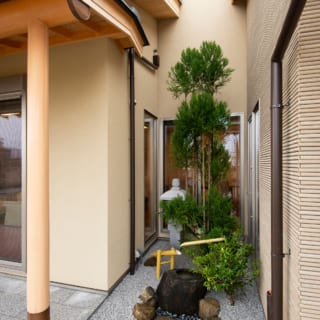 建物を少し削り、三方を窓に囲まれた中庭。植栽や鹿威しで風流さを演出