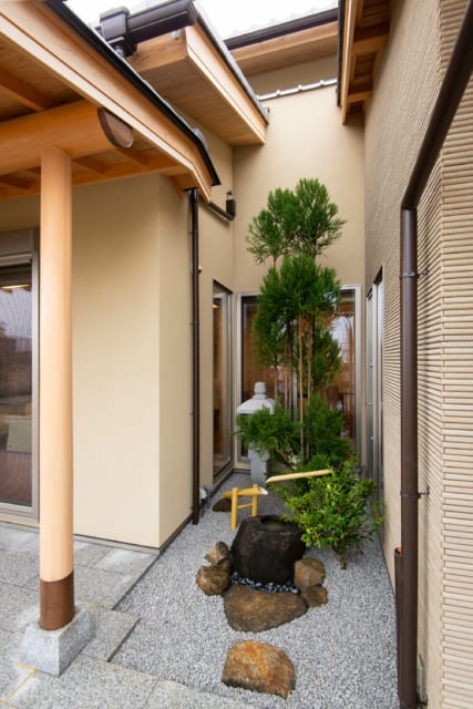 建物を少し削り、三方を窓に囲まれた中庭。植栽や鹿威しで風流さを演出
