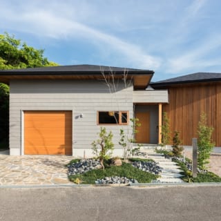 北側の正面外観。左の建屋がインナーガレージで、右の建屋が寝室。寝室のある建屋は少し斜めに配して離れのようなイメージに
