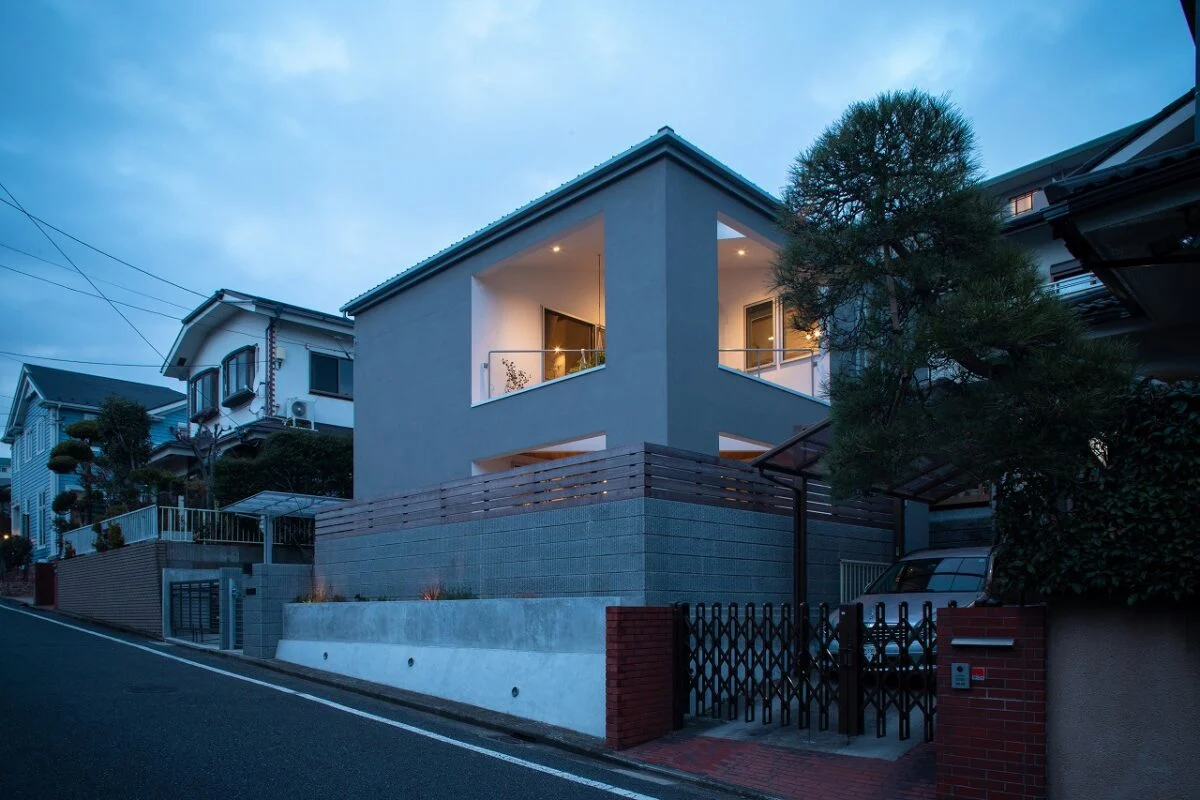 外観夕景。庭上部の照明のやさしい光に満たされた庭やテラスは、まさに「住空間の一部」といった雰囲気。空間のゆとりや奥行きも強調され、シンプルで表情のある建築美が際立つ