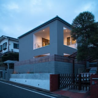 外観夕景。庭上部の照明のやさしい光に満たされた庭やテラスは、まさに「住空間の一部」といった雰囲気。空間のゆとりや奥行きも強調され、シンプルで表情のある建築美が際立つ