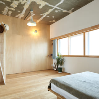 外壁である窓側の壁面は新たに壁を内側に設け、間に断熱材を詰めた。新たにつくった窓は、表面に断熱性があるポリカーボネート製のツインカーボを採用。正面のシナ合板の壁はホワイトボード塗装が施され、文字や絵が書ける。天井は壁紙を剥がし、そのまま現しとした