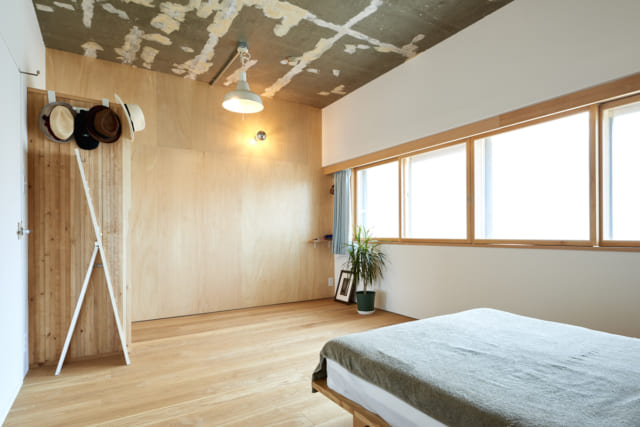 外壁である窓側の壁面は新たに壁を内側に設け、間に断熱材を詰めた。新たにつくった窓は、表面に断熱性があるポリカーボネート製のツインカーボを採用。正面のシナ合板の壁はホワイトボード塗装が施され、文字や絵が書ける。天井は壁紙を剥がし、そのまま現しとした