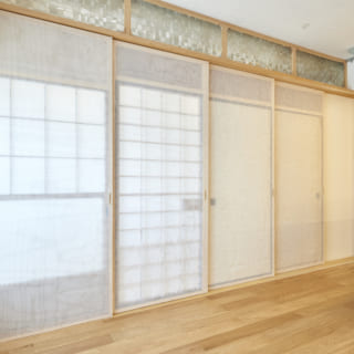 もらってきた建具は大きさもまちまちで、建具枠に合わせて高さを微調整している。「ただ古いから良いだけでなく、使い方まで含めてどのように取り入れるか、どう使うか考えられるのも建築家と家をつくるメリットといえるのでは」と鎌松さんは言う