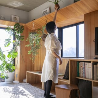 窓上の庇は、奥様の手が届く絶妙な高さ。絵や雑誌、植物を飾るギャラリー的な役割も