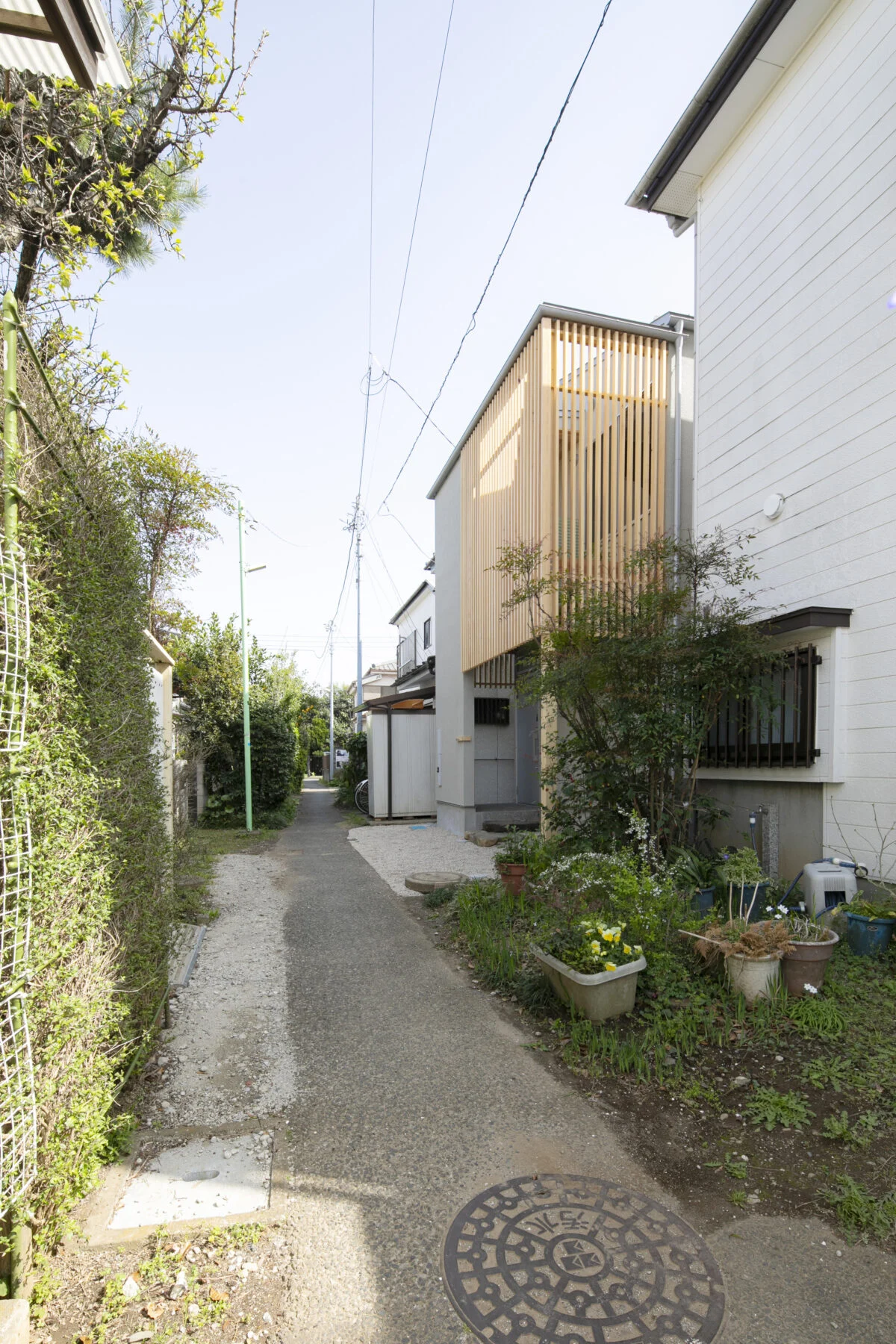 路地沿いに立つS邸。上品な縦格子が街並みに馴染み、京都の露地のようなしっとりした雰囲気を感じられる