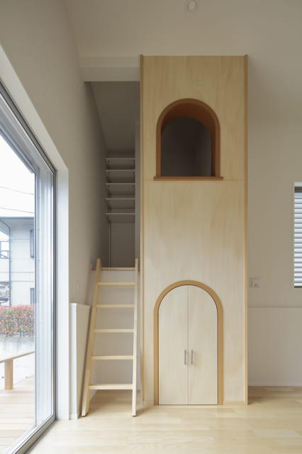 1階子ども室に飛び出した耐震壁を利用して、かわいい塔を造作。上が小部屋になっており、お子さまも大喜び