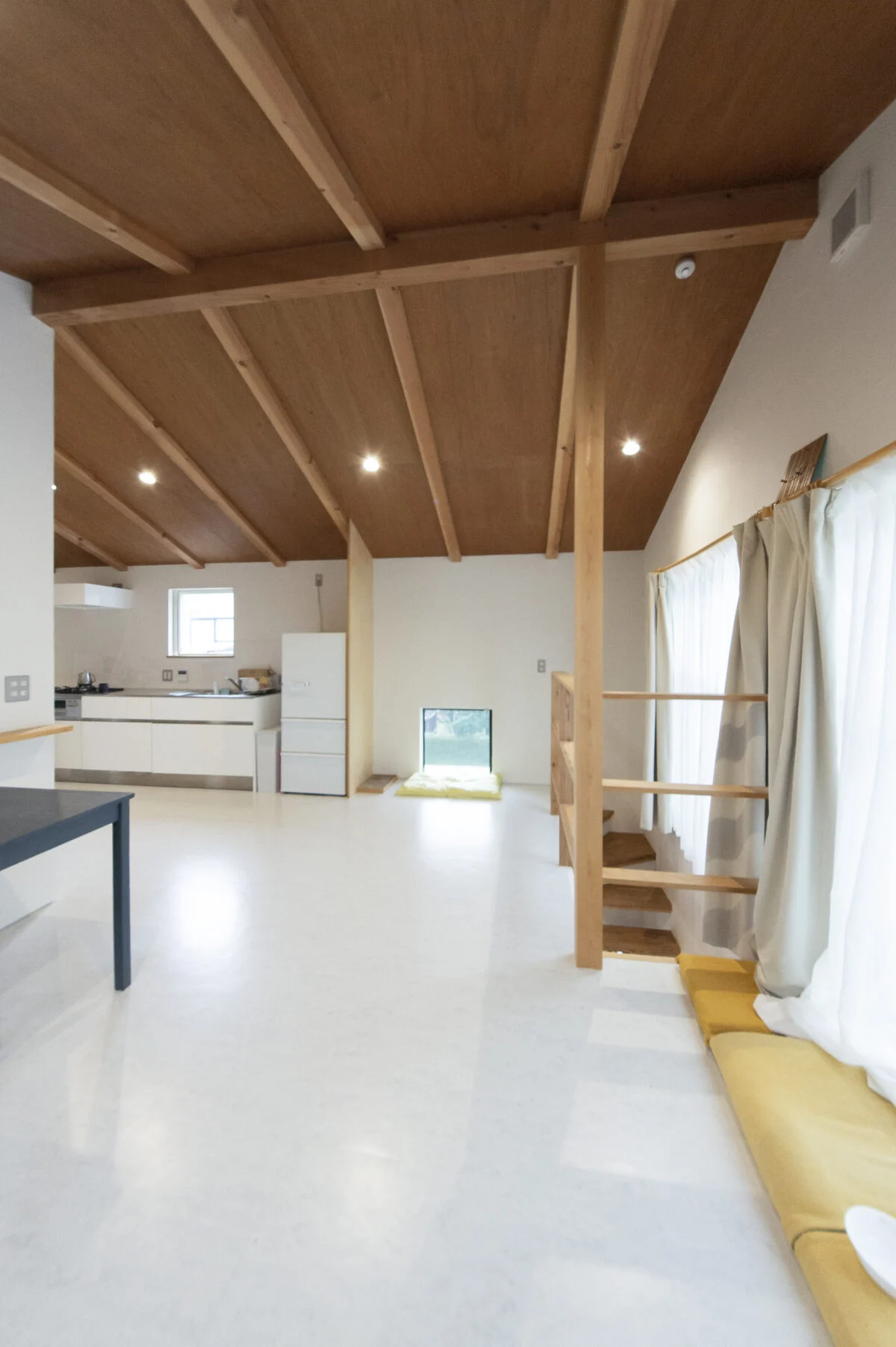 自邸2階のLDK。リビングは南（写真右）の窓からたっぷりと日差しが入る明るい空間。写真奥には猫窓も