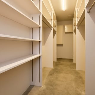 エントランス脇には、大容量のクロークルーム。ゲストはここにコートや荷物を置くことができる