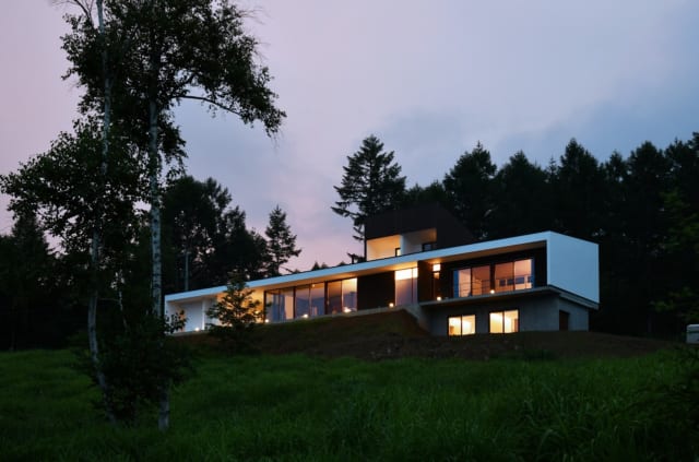 夜になれば、照明の灯りが建物を浮かび上がらせる