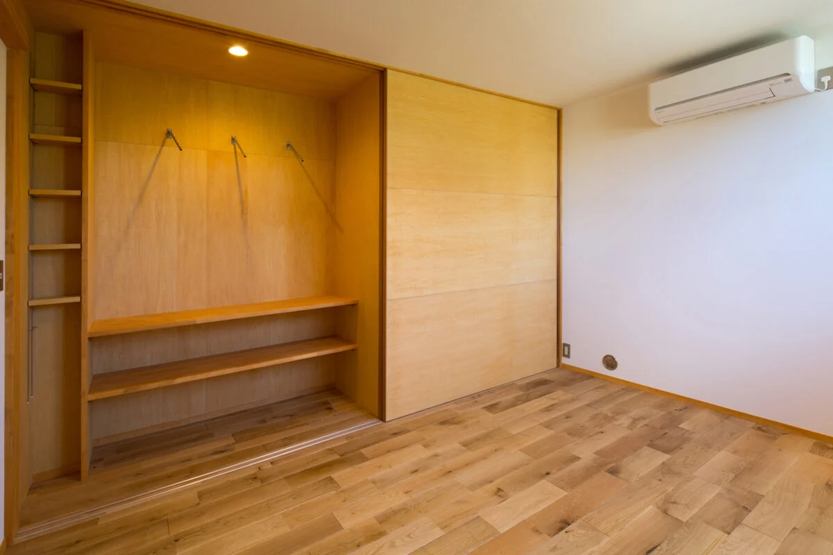 長女の部屋から見た収納。左半分は長女の部屋からしか使えないが、洋服をディスプレーのように飾ることができる