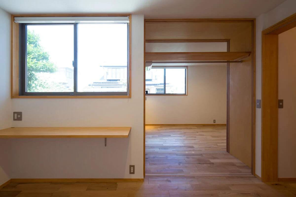 長男の部屋から長女の個室を見た様子。収納を半分ずつ使ったり、1人で使ったり、部屋を一体化して使ったり、柔軟に使用できる