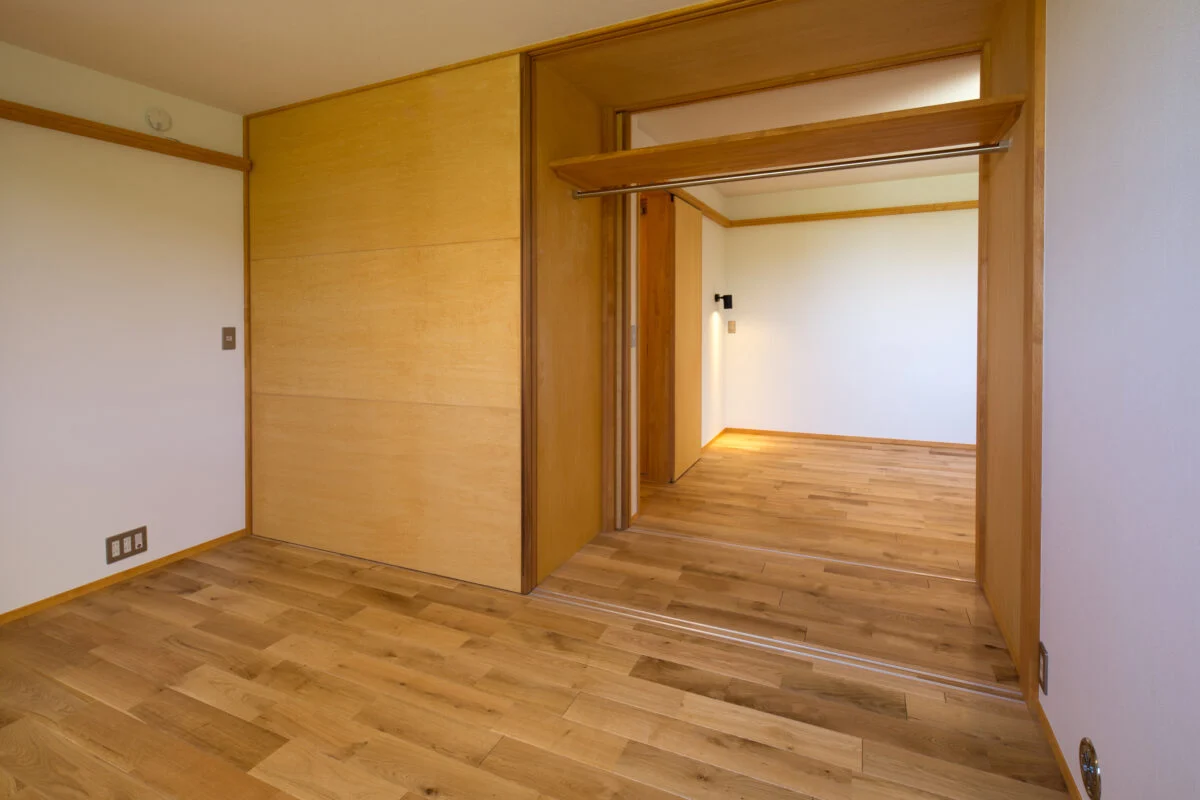 長男の部屋から見た長女の部屋。収納でつなげているが、そう見えないように工夫されている