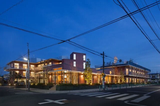 モダンな佇まいと洗練の空間が人々を魅了。地域に開かれた総合福祉施設