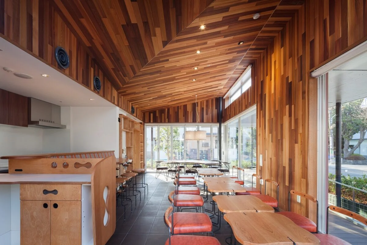 施設利用者以外も自由に利用できるカフェ『café VILLAGE＃S』。レッドシダーや黒タイルを使った内装に家具デザイナーが手がけたオリジナルのテーブルや椅子、ペンダント照明が映え、モダンで居心地のよい空間となっている