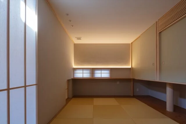 和室は間接照明を効果的に使い、日本建築の簡素な美しさを豊かに表現