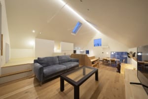 天窓から光がそそぐ、三角屋根の豊かな空間。 家時間が楽しい「屋根裏リビングの家」