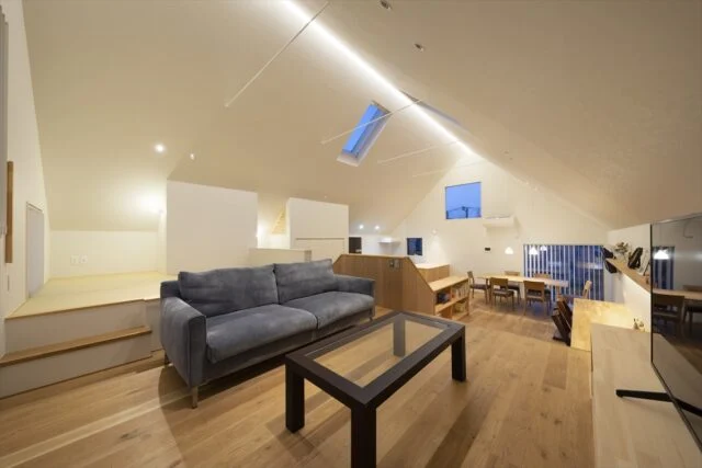 天窓から光がそそぐ、三角屋根の豊かな空間。 家時間が楽しい「屋根裏リビングの家」