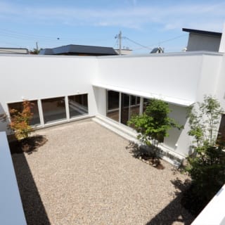 中庭を囲むように建物が配置されているため、どの部屋からも中庭を望むことができる。中庭の音が外に漏れないため、気軽にバーベキューを楽しんだり、テントを張ってキャンプを楽しんだりできるそう
