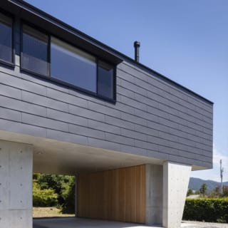 雨に濡れない箇所には木材も用いた。木製部分は収納の扉。キャンプ用品などを汚れや水を気にせず収納できる