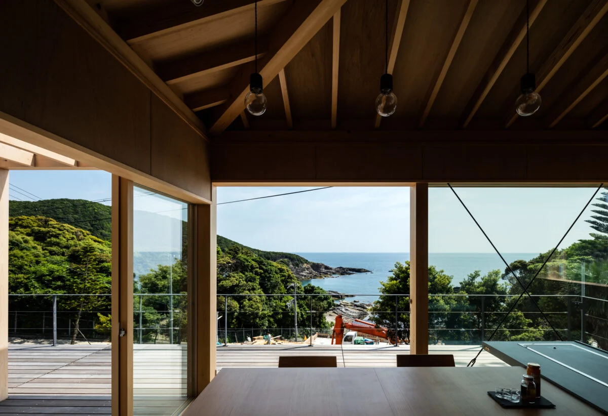 美しい景色が見られるアネックス。以前の建物にあった鉄板焼き用の鉄板（画像右）を活用したいとのご要望を受け、皆で食事をする場所として計画した。鉄板とテーブルのみが置かれたシンプルなスペースだが、続くデッキ部分にはオーニングを張れる木枠を設置。大人数に対応できる