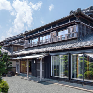 2階建て瓦屋根の純日本建築の外観は、そのままの見栄えを大切にしつつ、外壁に少し手を加えた