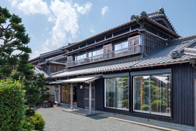 2階建て瓦屋根の純日本建築の外観は、そのままの見栄えを大切にしつつ、外壁に少し手を加えた