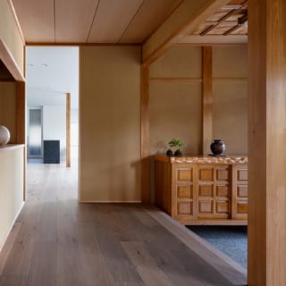 玄関の床を増し張りして、和室側、LDK側とも、段差をなくしてバリアフリー化した