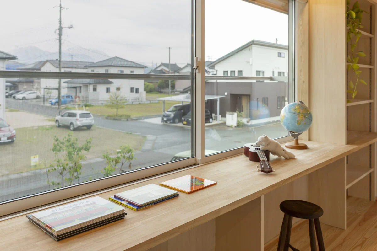 2階スタディコーナーからの眺め。この地域で親しまれている大山を彼方に望む、のびやかな景色が広がる