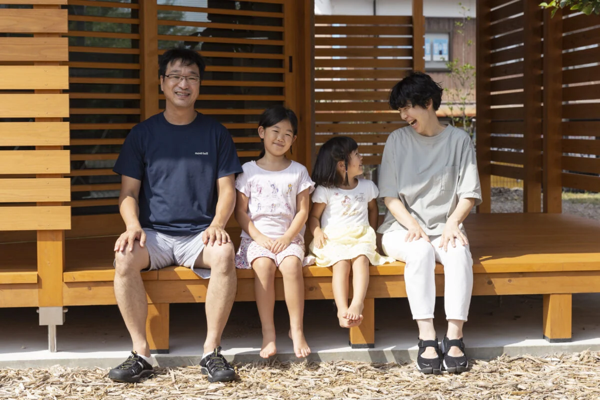 「暑い日は涼しく、寒い日は暖かく、風と陽の光がちょうどよく入ります。限られた空間
を気持ちよく使ってくださり、生活のしやすさ、居心地のよさに満足しています」と話す S
さまご一家。住み心地満点の家をとても気に入ってくださっているそう