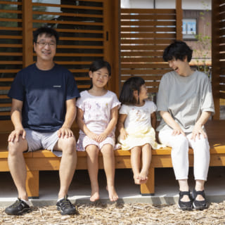 「暑い日は涼しく、寒い日は暖かく、風と陽の光がちょうどよく入ります。限られた空間
を気持ちよく使ってくださり、生活のしやすさ、居心地のよさに満足しています」と話す S
さまご一家。住み心地満点の家をとても気に入ってくださっているそう