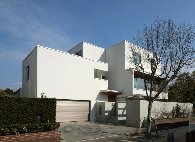 南の外観。敷地は南と北に道路があり、玄関のある建物正面は南側。白い箱を積み重ねたような立体美が印象的