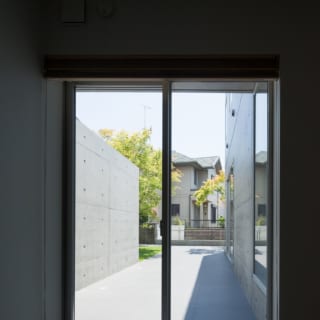 1階の和室にも中庭の奥まで見通せる窓がある。芝生や楓の美しい緑が目を楽しませる