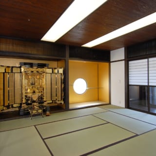 来客用の大広間。奥には坪庭が設けられており、座ると外の庭を眺めることができる
