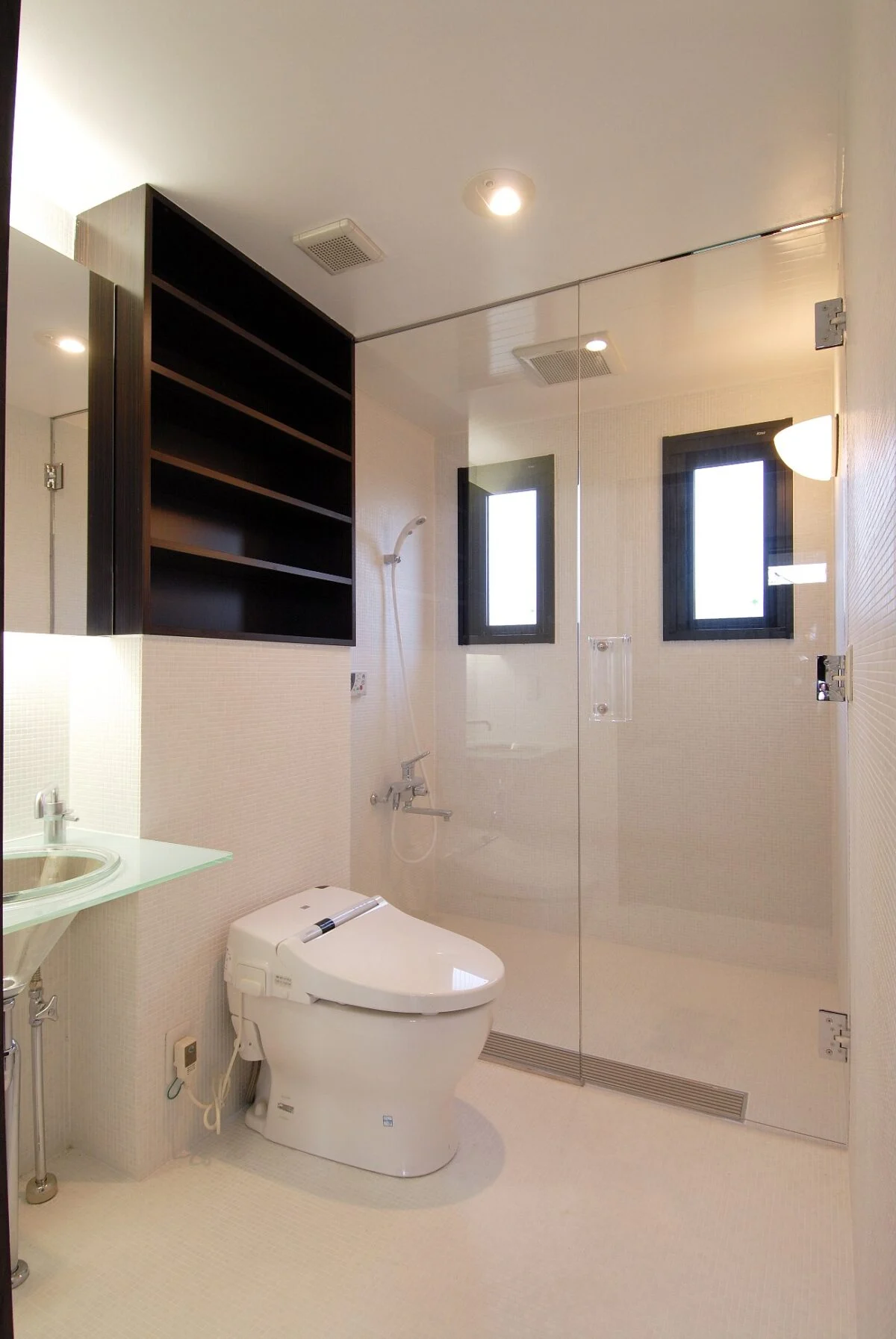 2階の寝室隣にあるトイレ。奥はシャワールーム。トイレにはあえてガラス張りのドアを設け、明るい雰囲気を出した