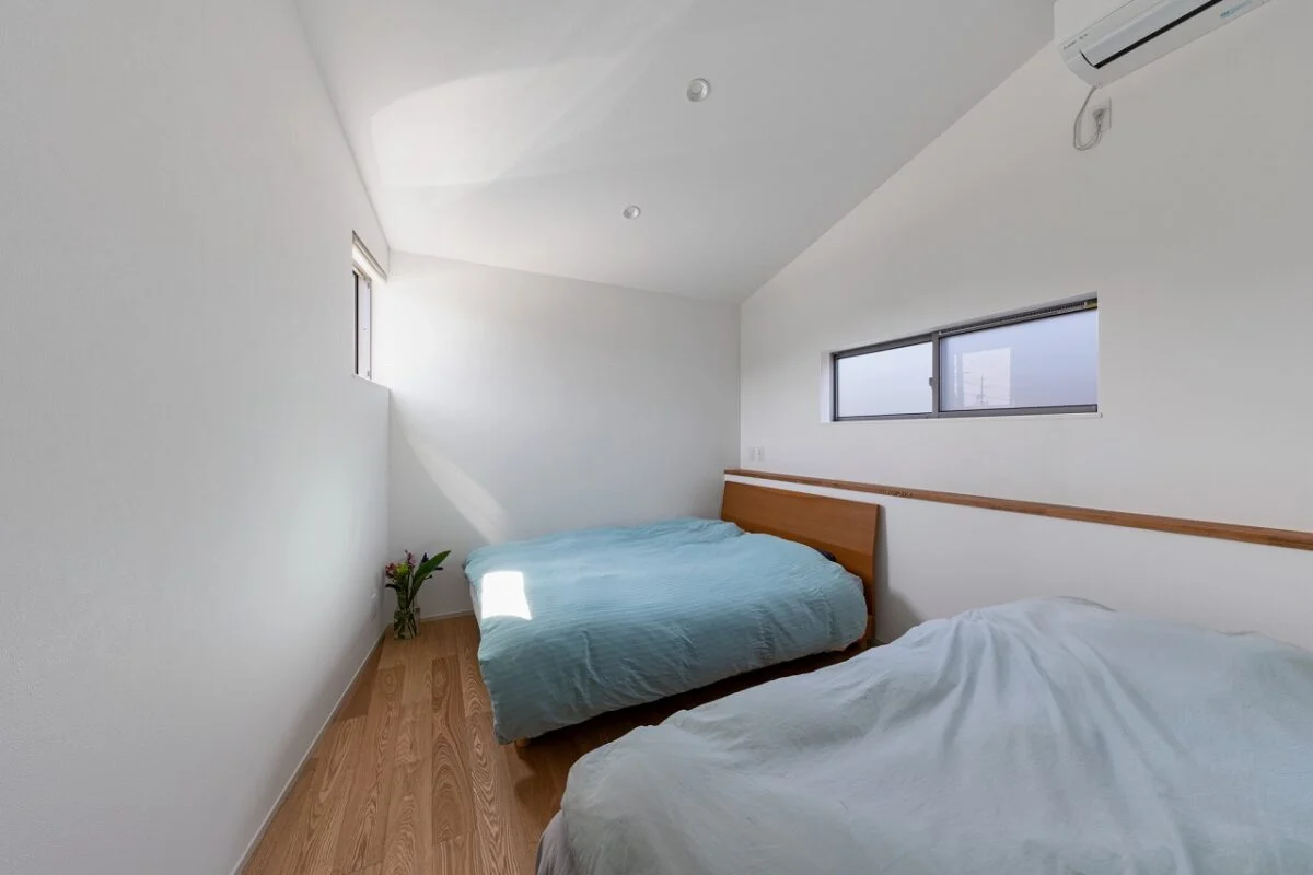 1階の寝室は、大屋根を利用した勾配天井で、屋根の下の空間を有効活用している
