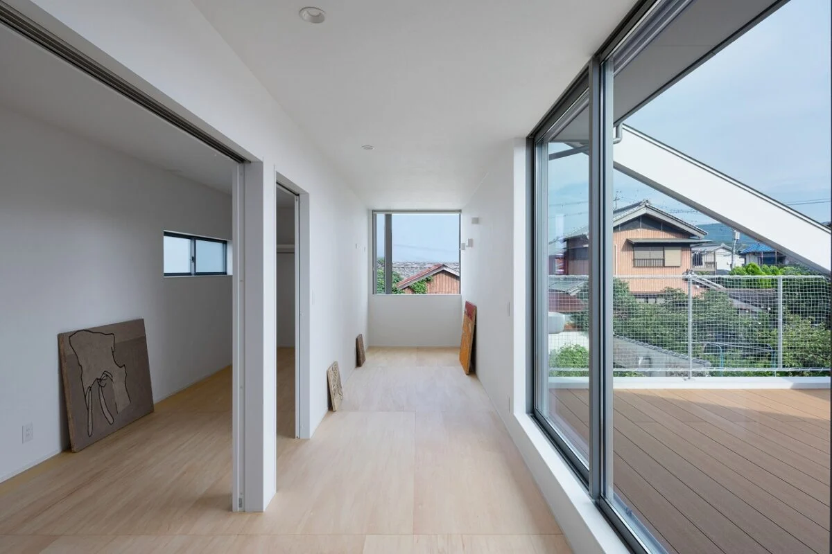 間仕切りの少ない2階。左側の子ども部屋、中央のホールは、床も同じ素材を使用しフラットに繋げることで、まるで一体空間のよう。バルコニーの窓には大窓を採用したため、採光性も抜群