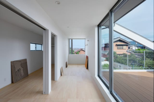 間仕切りの少ない2階。左側の子ども部屋、中央のホールは、床も同じ素材を使用しフラットに繋げることで、まるで一体空間のよう。バルコニーの窓には大窓を採用したため、採光性も抜群