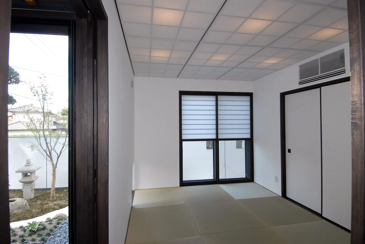 琉球畳を用いたご両親用の和室。こじんまりしているため空調が効きやすいほか、中央には掘りごたつが設けられているため冬でも温かく過ごせる
