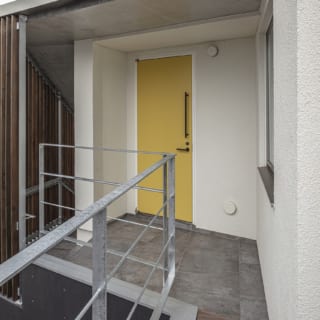 西側の道は区有通路で道路ではない。接道義務は北面より外階段を上り西面の住居玄関に入る設計でクリアした