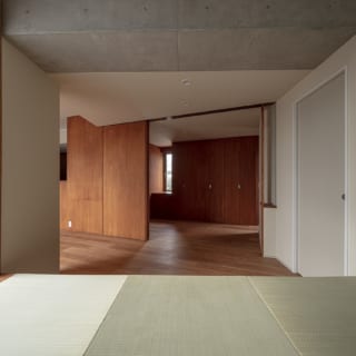 2階、和室から寝室を見る。寝室の引き戸を開けると、寝室の窓の外まで視線が伸びる。また、玄関方向は必要以上に見えないため、3階のご夫妻が玄関から出入りしても気にならない。画像右の建具は水回りへ繋がる。お母さまの生活動線が家の奥にまとまり、暮らしやすさが高まった