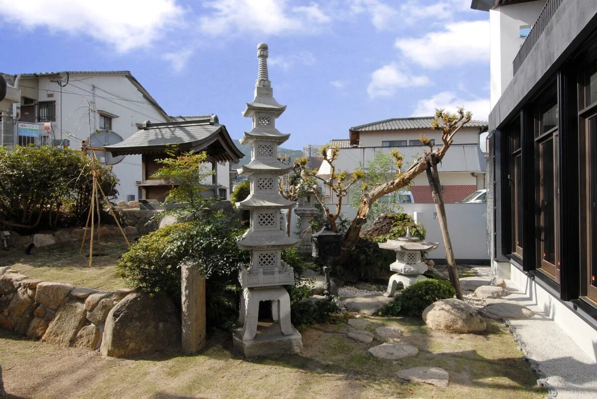 昔の庭をそのまま残した大広間側の庭。もともとあった祠とお地蔵さんをそのまま残している