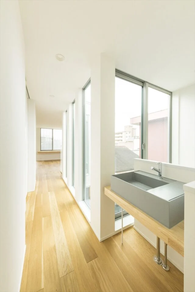 寝室などがある3階。窓は光庭の上部にあたる。水回りは1階に集めたが、トイレと洗面は3階にも用意した