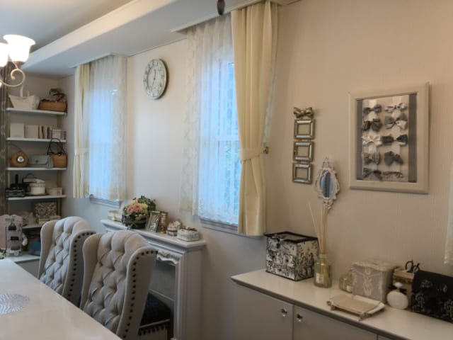 １階にある約11畳の趣味室。奥様がこの部屋で、フランスの伝統工芸カルトナージュ教室を開くこともあるのだという
