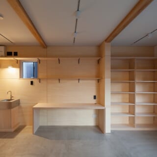 １階には、現在田辺さんのワークスペースとして利用している個室が。専用の入口もあり、店舗としての活用も可能
